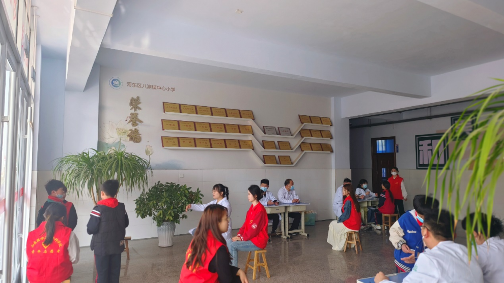健康与康复系到河东区开展青少年脊柱健康筛查公益活动 健康与康复系到河东区开展青少年脊柱健康筛查公益活动